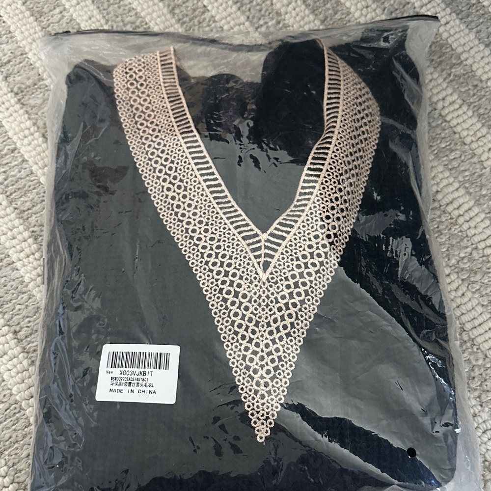 Elegant Black Sweater with Lace Detail - Picture 2 of 3
